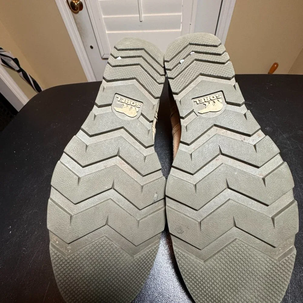 Sorel size 6.5 tan ankle boots